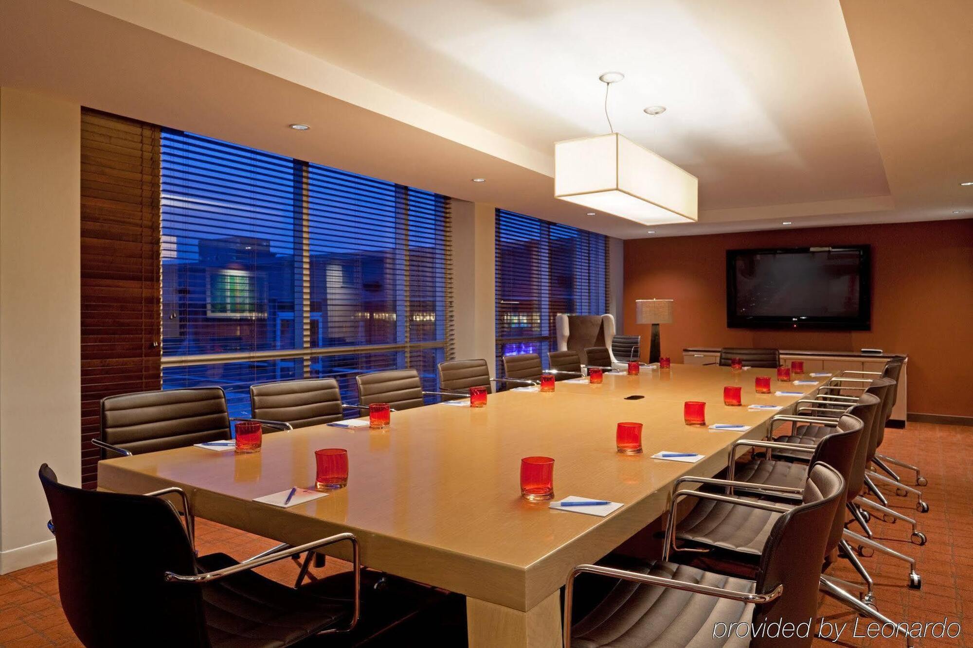 Hotel Indigo Boston - Newton Riverside Экстерьер фото