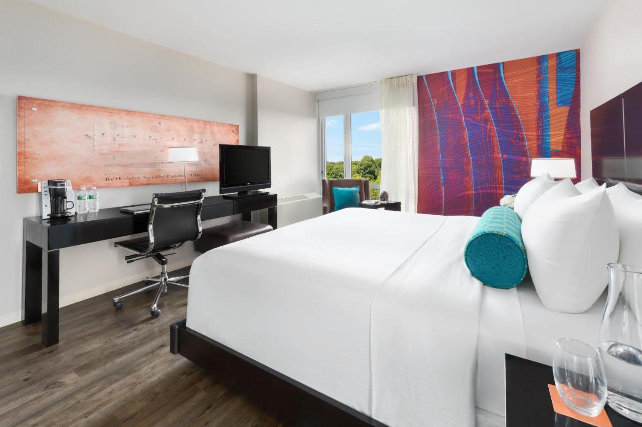 Hotel Indigo Boston - Newton Riverside Экстерьер фото